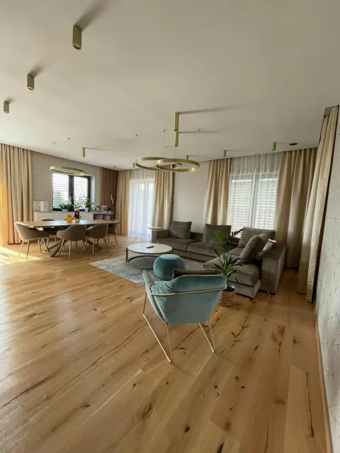 Priestranná obývačka s jedálenskou časťou