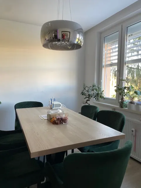 Kúpeľňa s dreveným umývadlovým pultom a podsvietenými zrkadlami